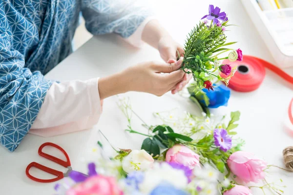 Mujeres Jóvenes Propietarias Negocios Floristería Haciendo Arreglando Chaleco Flores Artificiales — Foto de Stock