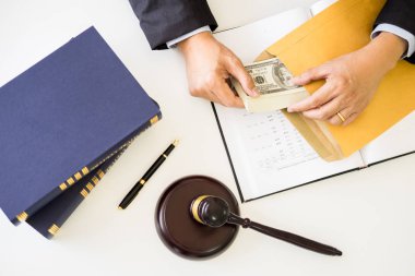 Avukat alıcı para mahkeme salonunda masada istemciden rüşvet olarak sunuluyor