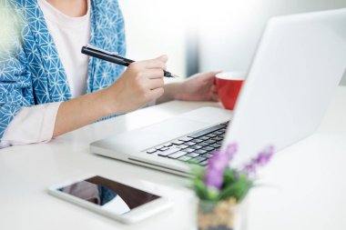 Kadın çalışan dizüstü büyük çatı Studio.Student araştırma süreci teknoloji işyeri kavramı yaratıcı başlangıç modern analiz Office Pazar stok ve holding beyaz kupa