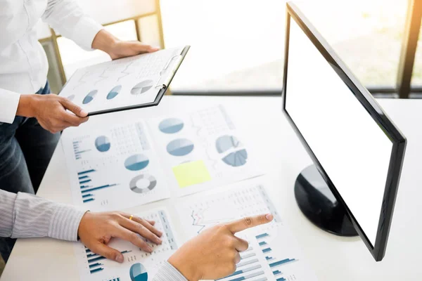 Hombre Negocios Trabajando Juntos Señalando Pantalla Mientras Discute Explicación Análisis — Foto de Stock