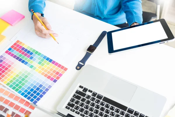 室内设计或平面设计师翻新和技术概念 妇女工作的颜色样本的选择 在工作场所选择颜色色板 创意人士 — 图库照片