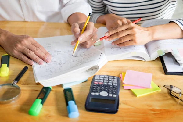 Donna Imparare Insegnare Concetto Istruzione Tutor Aiutandosi Vicenda Seduti Tavolo — Foto Stock