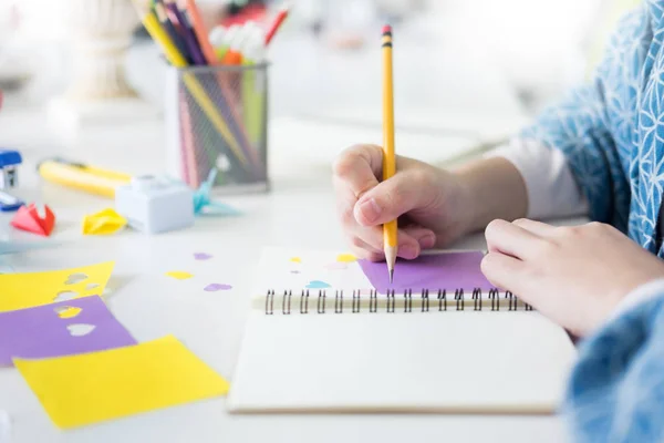 Frau Handgeschnittenes Papier Das Eine Schrottbuchung Oder Andere Festliche Dekorationen — Stockfoto