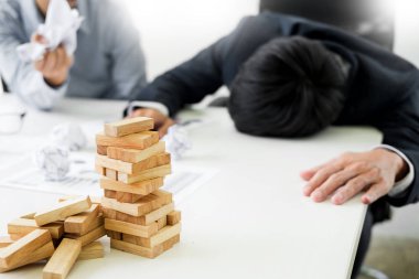 Depresif başarısızlık ve yorgun işadamı ofiste geç üzgün ve çözme sorun. Toplantı Salonu. gergin ve endişeli, iş kriz kavramı.