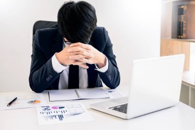 Depresif başarısızlık ve yorgun işadamı ofiste geç üzgün ve çözme sorun. Toplantı Salonu. gergin ve endişeli, iş kriz kavramı.