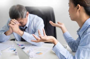 ofiste çalışıyor. Yöneticisi değil bağımsız değişken memnun. İş içinde şikayet onların hiçbir neden sırasında office çakışma deli gibi manager.team lideri rapor ile memnun karşı sonra takım kızgın grup hakkında tartışmak