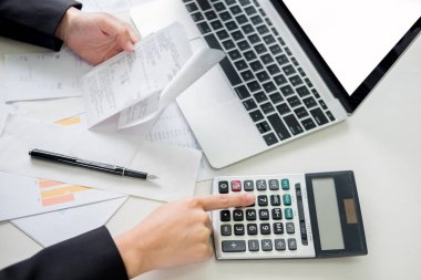 iş kadın muhasebeci ya da bankacı hesaplamalar faturaları yapma. Ofiste, ekonomi konsept dizüstü bilgisayar aracılığıyla mali yapıyor.