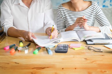 kadın öğrenmek ve öğretmek öğretmen sınıf oda bir masada oturan yardım kavramı eğitim