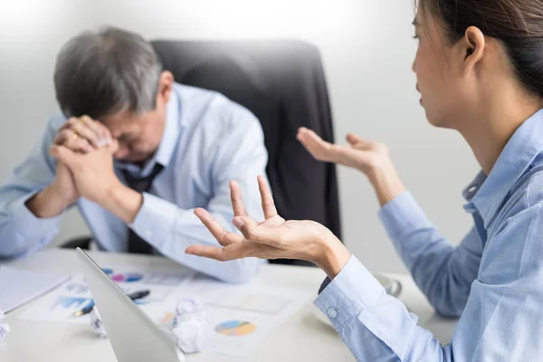 Trabajando Oficina Gerente Está Satisfecho Con Argumento Negocio Quejándose Discutir — Foto de Stock