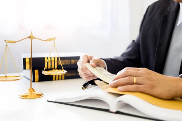 Anwalt Erhält Geld Als Bestechungsgeld Von Mandant Schreibtisch Gerichtssaal — Stockfoto