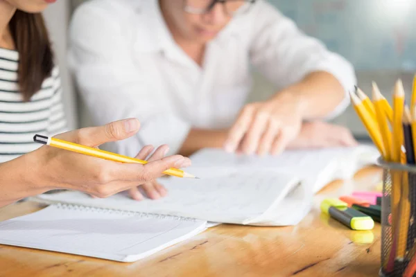 Donna Imparare Insegnare Concetto Istruzione Tutor Aiutandosi Vicenda Seduti Tavolo — Foto Stock