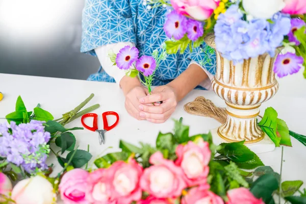 Mujeres Jóvenes Propietarias Negocios Floristería Haciendo Arreglando Chaleco Flores Artificiales —  Fotos de Stock