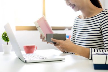 teslimat kavramı e-ticaret ve online satış küçük işletme sahibi işyeri kartı kutusundaki ambalaj başlatmak. serbest kadın satıcı hazırlamak Ürün Paketleme işlemini Shop için. 