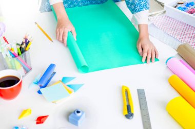 Kadın eli hurda rezervasyon veya diğer Festival süsleri DIY aksesuarlar düzenleme yapmaya kağıt kesme