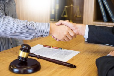 Yargıç ve sonra el sıkışan istemci ile ahşap masa tokmak adalet çekiç mahkeme, avukat hizmet anlayışı, arka planda tavsiye 