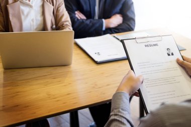 iş görüşme oturan iş yöneticileri için onun profili hakkında açıklayan bir genç adam. Dinle aday yanıtlarını endişeyle yapıştı çalışan, işe patron tarafından azarladı