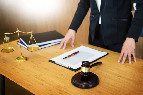 Advogado Juiz Leitura Documentos Mesa Tribunal Trabalhando Fundo Mesa Madeira — Fotografia de Stock