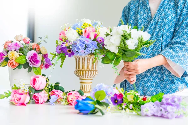 Mujeres Jóvenes Propietarias Negocios Floristería Haciendo Arreglando Chaleco Flores Artificiales —  Fotos de Stock