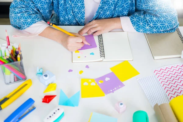 Frau Handgeschnittenes Papier Das Eine Schrottbuchung Oder Andere Festliche Dekorationen — Stockfoto