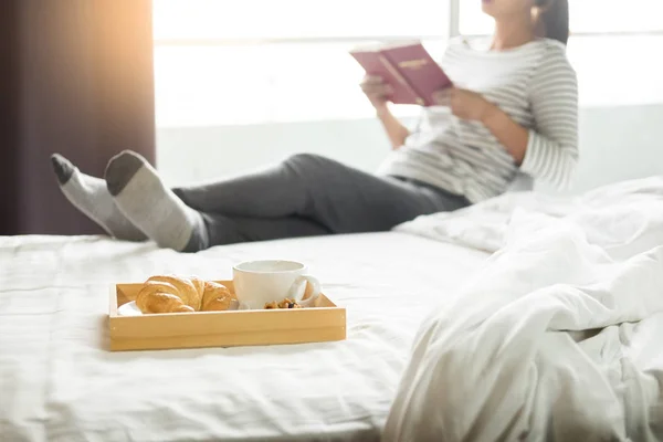 Kvinna Läsa Bok Eller Tidning Och Dricka Kaffe Frukost Sängen — Stockfoto