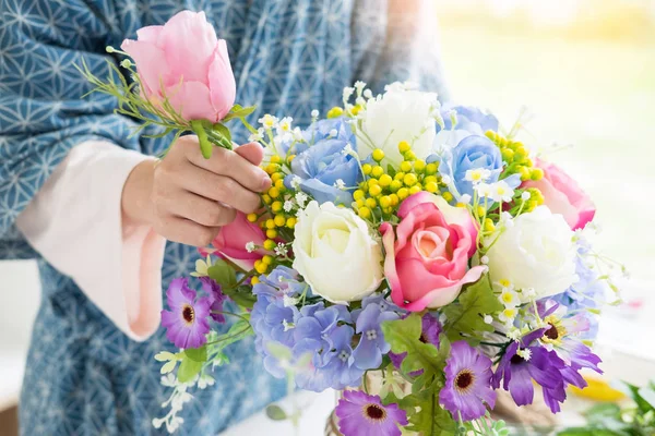 Mujeres Jóvenes Propietarias Negocios Floristería Haciendo Arreglando Chaleco Flores Artificiales —  Fotos de Stock