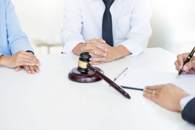 Kızgın iki yargıç tokmak evlilik boşanma anlaşması sonuçlandırmak için karar vermek için kendi sorunlarını anlatmaya savunarak. Onlar kavga ve birbirleri ile kavga eder.