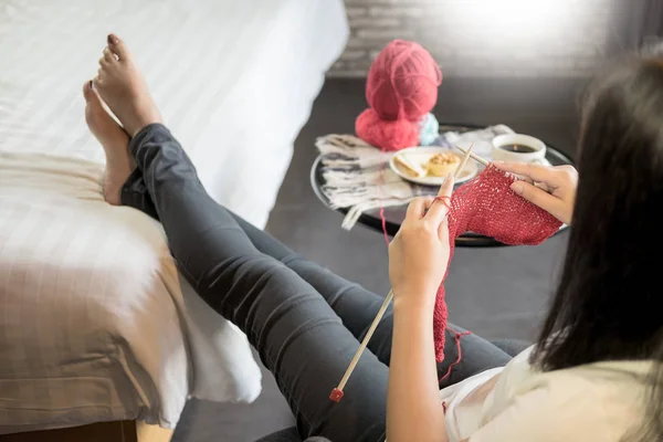 Ung Kvinna Händerna Stickning Varma Tröjor Sitter Gamla Fåtölj Nära — Stockfoto