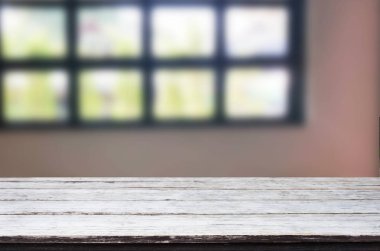 Ahşap Pano tablo alanı platformu bulanık oturma odası, arka plan önünde boş - görüntülemek için kullanılan ya da ürün montaj. Ürün görüntüleme için alay.