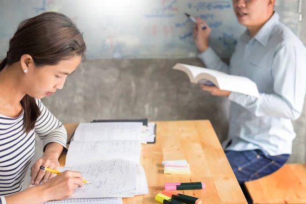 Donna Imparare Insegnare Concetto Istruzione Tutor Aiutandosi Vicenda Seduti Tavolo — Foto Stock