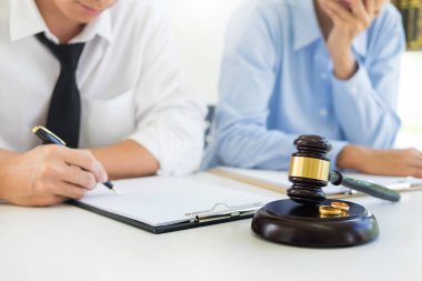 Kızgın iki yargıç tokmak evlilik boşanma anlaşması sonuçlandırmak için karar vermek için kendi sorunlarını anlatmaya savunarak. Onlar kavga ve birbirleri ile kavga eder.