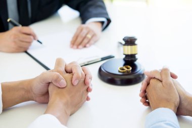 Kızgın iki yargıç tokmak evlilik boşanma anlaşması sonuçlandırmak için karar vermek için kendi sorunlarını anlatmaya savunarak. Onlar kavga ve birbirleri ile kavga eder.