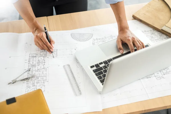 Plan Dibujo Mano Del Ingeniero Persona Impresión Azul Con Equipo — Foto de Stock