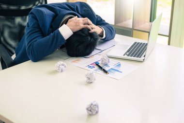 Depresif başarısızlık ve yorgun işadamı ofiste geç üzgün ve çözme sorun. Toplantı Salonu. gergin ve endişeli, iş kriz kavramı.