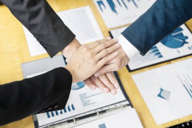 Eller takım çalışması güç başarılı iş toplantı çalışma alanı'nı kavramı beyin fırtınası.