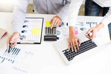 Takım iş süreci. genç iş yöneticileri ekip yeni başlangıç projesi ile çalışma. klavye, manifatura mesaj yazarak ahşap masa tablet, grafik planları analiz.