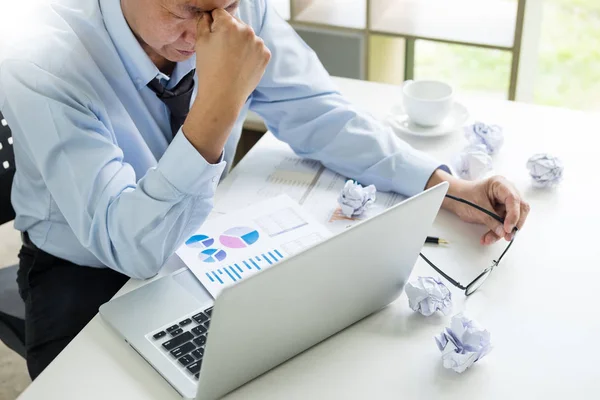 Deprimido Fracaso Hombre Negocios Cansado Tarde Triste Resolver Problema Oficina — Foto de Stock