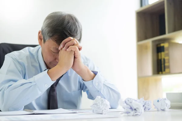 落ち込んで障害とオフィスで疲れたビジネスマン後半悲しいと解決問題 会議室 ストレスと心配して仕事の危機の概念 — ストック写真