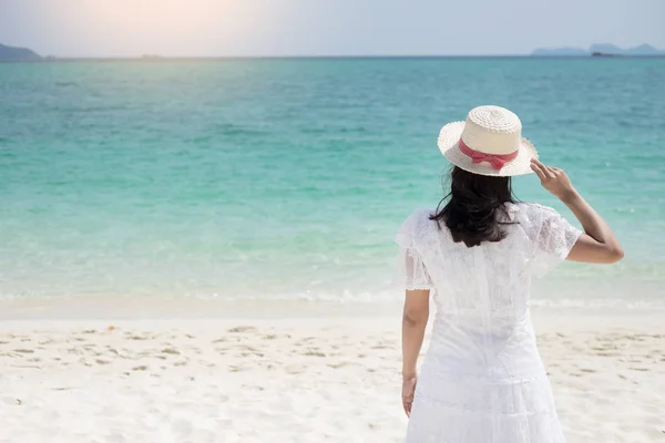 Una Hermosa Mujer Despreocupada Relajándose Playa Disfrutando Vestido Sol Ropa — Foto de Stock