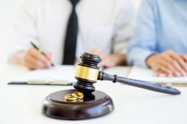 Kızgın iki yargıç tokmak evlilik boşanma anlaşması sonuçlandırmak için karar vermek için kendi sorunlarını anlatmaya savunarak. Onlar kavga ve birbirleri ile kavga eder.