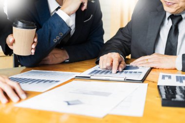 Takım iş süreci. Genç iş yöneticileri ekip başlangıç projesi ile çalışma. ofis içinde laptop analiz kar grafiği planı.