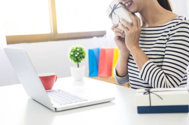 teslimat kavramı e-ticaret ve online satış küçük işletme sahibi işyeri kartı kutusundaki ambalaj başlatmak. serbest kadın satıcı hazırlamak Ürün Paketleme işlemini Shop için. 