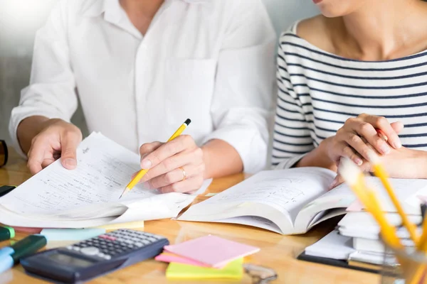 Donna Imparare Insegnare Concetto Istruzione Tutor Aiutandosi Vicenda Seduti Tavolo — Foto Stock