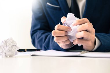 Depresif başarısızlık ve yorgun işadamı ofiste geç üzgün ve çözme sorun. Toplantı Salonu. gergin ve endişeli, iş kriz kavramı.