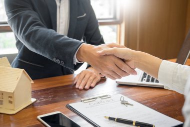 Bir firma ile sözleşme House geliştiriciler Ajan veya mali müşavir ve başarılı anlaşması olarak belge yapım anlaşması imzalanmasından sonra el sıkışan müşteriler