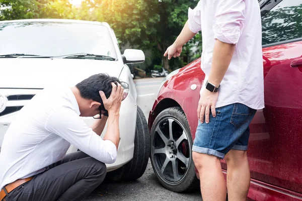 Adam Yolda Bir Araba Kazasından Sonra Trafik Çarpışma Savunarak — Stok fotoğraf