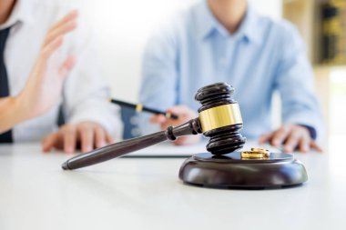 Kızgın iki yargıç tokmak evlilik boşanma anlaşması sonuçlandırmak için karar vermek için kendi sorunlarını anlatmaya savunarak. Onlar kavga ve birbirleri ile kavga eder.