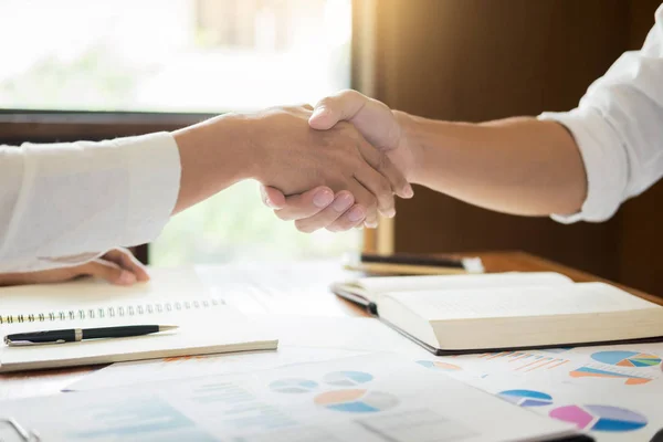 Erfolgreiches Händeschütteln Zwei Selbstbewusste Geschäftsleute Treffen Sich Büro Begrüßung Und — Stockfoto