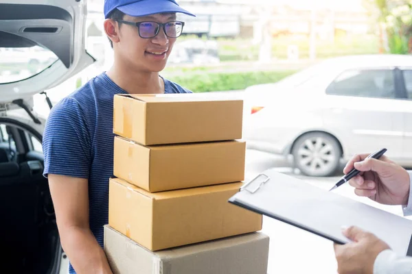 Courier Van Vrouw Een Pakje Verzenden Mail Toevoegen Handtekening Ondertekening — Stockfoto