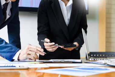 Takım iş süreci. Genç iş yöneticileri ekip başlangıç projesi ile çalışma. ofis içinde laptop analiz kar grafiği planı.