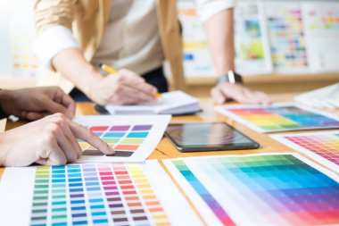 İş başında yaratıcı grafik tasarımcı. Renk renk örneği örnekleri pantone paleti studio modern ofis, iç tasarım, yenileme ve teknoloji kavramı